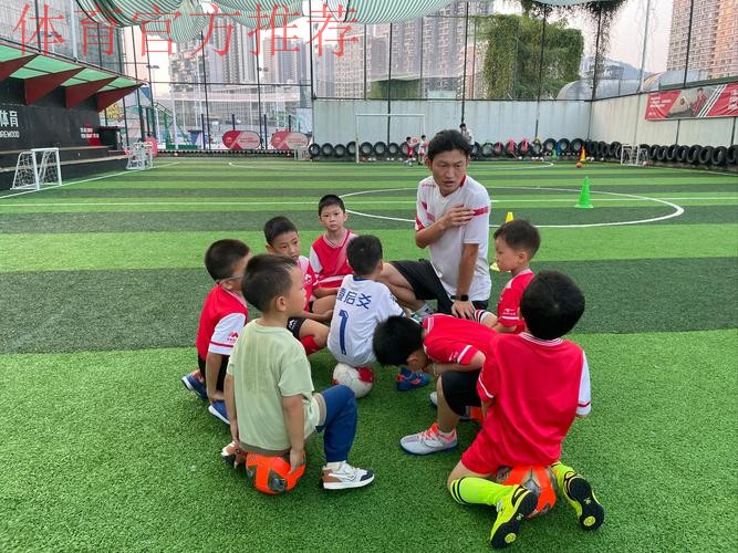 名宿团走进江阴 为孩子们上一堂足球课